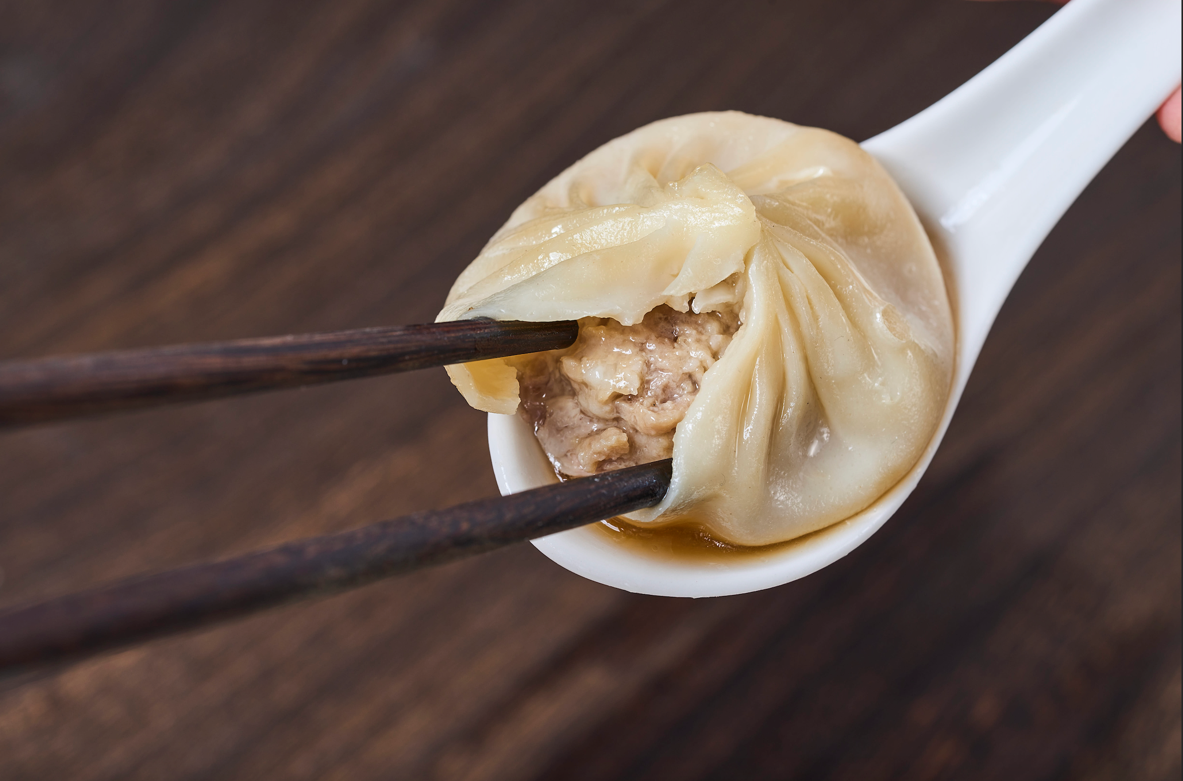 A juicy Supreme Dumpling with a precise golden ratio of thin skin to rich broth, co-developed by expert master chefs from Taiwan.